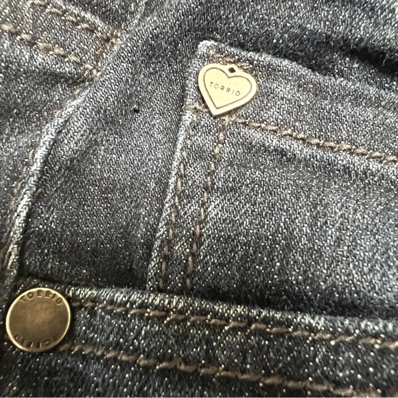 Torrid Dark Wash Mid Rise Boyfriend Denim Jeans Women’s 10 - Picture 11 of 14